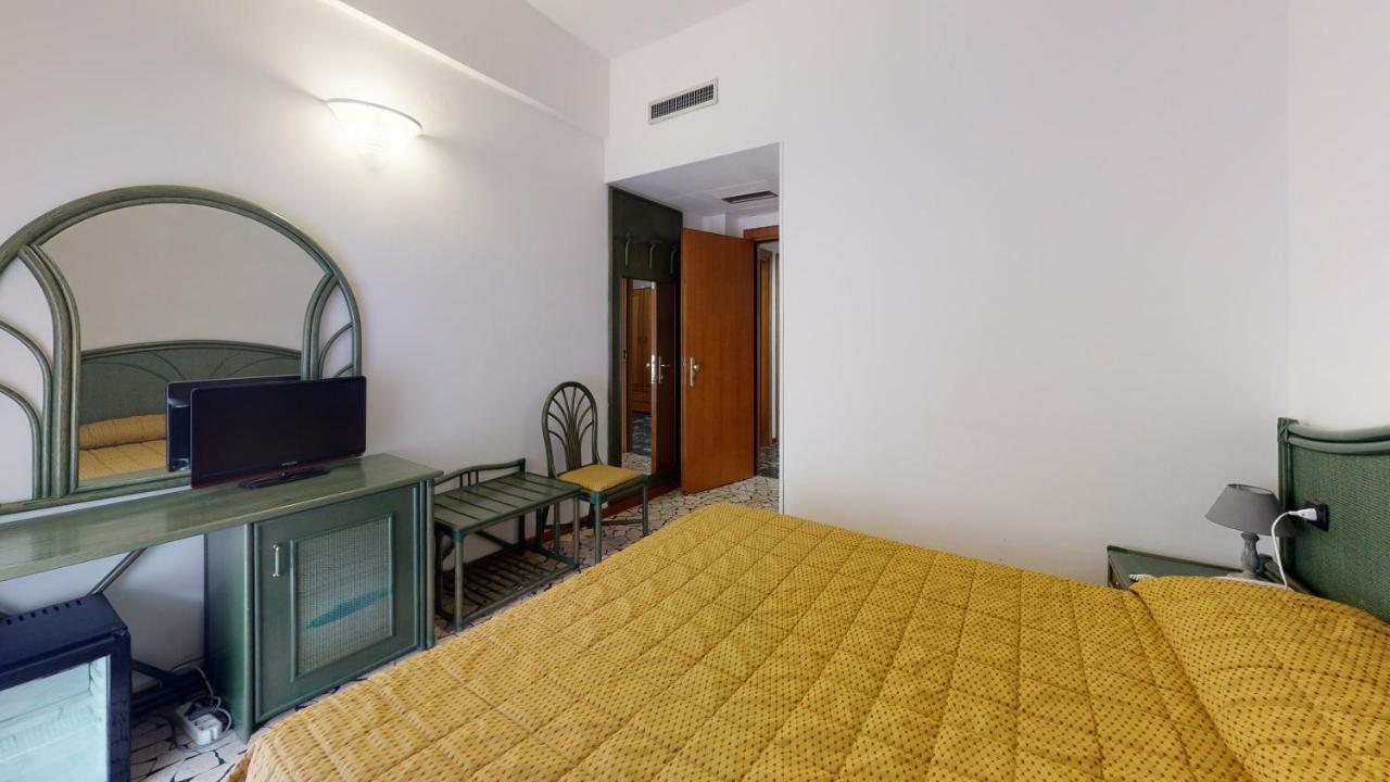Hotel Zunino Споторно Екстериор снимка