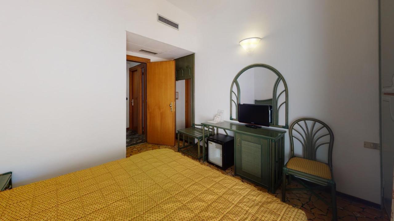 Hotel Zunino Споторно Екстериор снимка